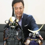 「神田工業」の高島一郎社長が商品化したボトルアーマー＝姫路市神田町