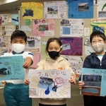 ユニークな解説を加えた写真の展示。飾り付けも児童がした＝手柄山交流ステーション