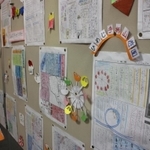 思い出をまとめた新聞も力作がそろった＝手柄山交流ステーション