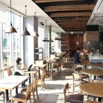 イタリア料理店の内装を残したシェアオフィス＝姫路市西駅前町