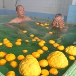 タイル模様が自慢の湯船に浮かべられた大小のユズ＝姫路市白浜町