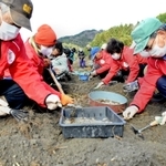 そろいの赤ジャンパーで収穫作業に取り組む住民ら＝姫路市夢前町莇野