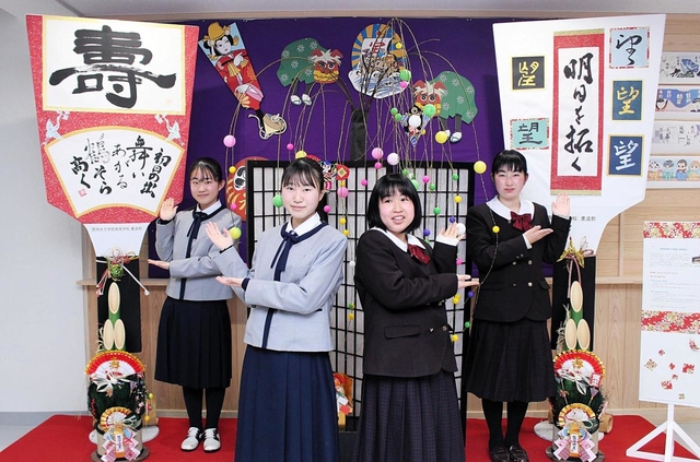 希望への思いを込めた作品が並ぶ会場＝姫路市北条１