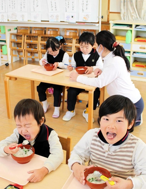 七草がゆを楽しむ園児たち＝書写認定こども園