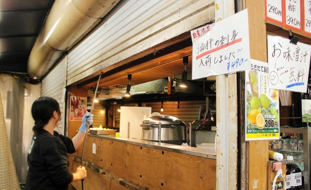 午後８時を前にシャッターを下ろす居酒屋＝姫路市南町