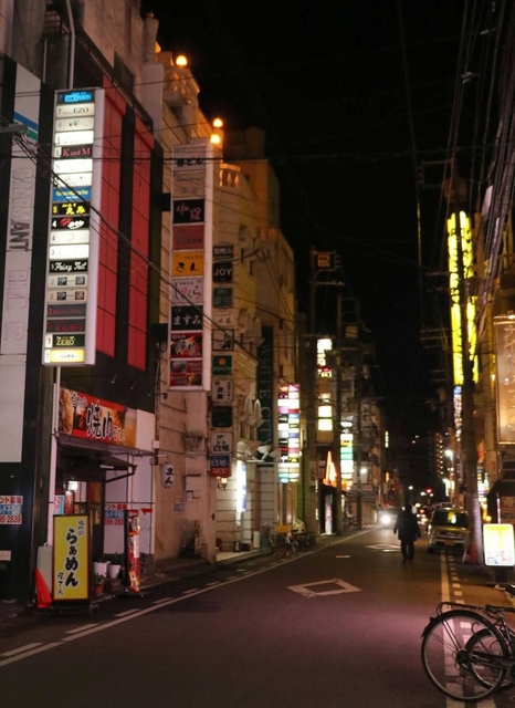 閑散とする歓楽街。コロナ禍の収束を待ちわびる＝姫路市塩町