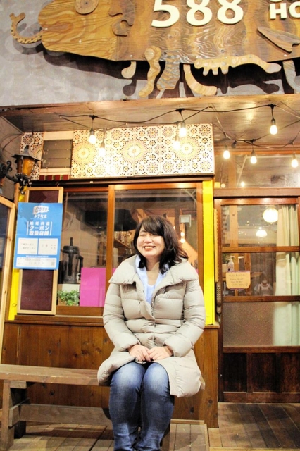 経営するゲストハウス前で、インバウンド激減の影響について話す松岡京子さん＝姫路市本町