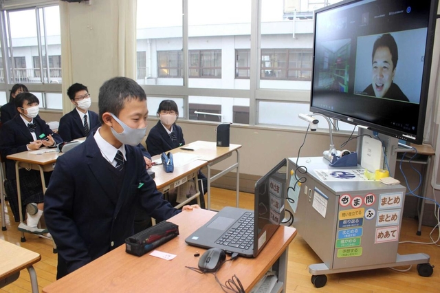 パソコンを通じて宮田久也さんとやりとりする生徒＝姫路市本町