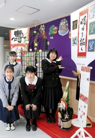 希望への思いを込めた作品が並ぶ会場＝姫路市北条１