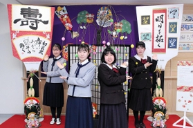 希望への思いを込めた作品が並ぶ会場＝姫路市北条１