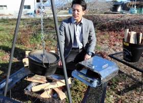「たき火」周りの商品群の品ぞろえを強化する名城嗣明社長＝姫路市船津町