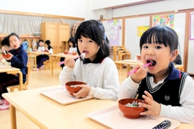 七草がゆを楽しむ園児たち＝書写認定こども園