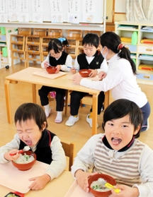 七草がゆを楽しむ園児たち＝書写認定こども園