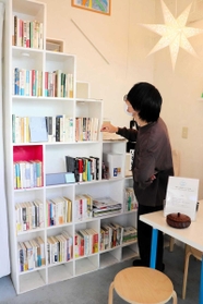 店員のいない書店で、ゆったりと本を選ぶ来店客＝二階町三番地書店