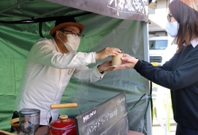 会社の駐車場でハンドドリップのコーヒーを販売する大森正雄さん＝姫路市北今宿