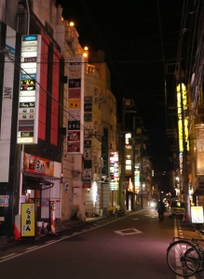 閑散とする歓楽街。コロナ禍の収束を待ちわびる＝姫路市塩町