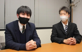 被災地を歩いた感想などを話す小坂梧朗さん（左）と　金本成也さん＝神戸新聞姫路本社