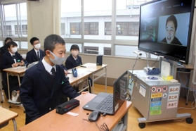 パソコンを通じて宮田久也さんとやりとりする生徒＝姫路市本町