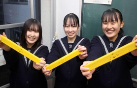 自作したストッパーを手に持つ生徒＝姫路南高（撮影時のみマスクを外しています）