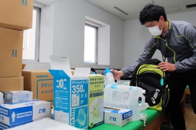 在宅療養者サポートチームの部屋にはマスクや手袋が置かれ、保健師が持参して患者宅へ向かう＝姫路市坂田町