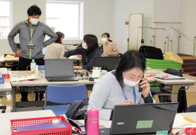 携帯電話で患者や家族に体調を聞き取る保健師ら。急きょ、訪問が決まるケースもある＝姫路市坂田町