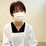 割烹着姿でせっけんを作る大島真莉菜さん＝マリーナマーメイド