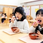 七草がゆを楽しむ園児たち＝書写認定こども園