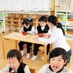 七草がゆを楽しむ園児たち＝書写認定こども園