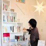 店員のいない書店で、ゆったりと本を選ぶ来店客＝二階町三番地書店