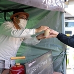 会社の駐車場でハンドドリップのコーヒーを販売する大森正雄さん＝姫路市北今宿