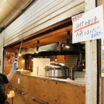 午後８時を前にシャッターを下ろす居酒屋＝姫路市南町
