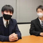 被災地を歩いた感想などを話す小坂梧朗さん（左）と　金本成也さん＝神戸新聞姫路本社