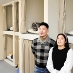 宿泊者の就寝スペースで、苦境を語る畠嘉如一さん（左）ら＝姫路市二階町、ワンホステルヒメジ