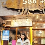 経営するゲストハウス前で、インバウンド激減の影響について話す松岡京子さん＝姫路市本町