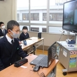 パソコンを通じて宮田久也さんとやりとりする生徒＝姫路市本町