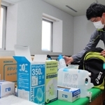 在宅療養者サポートチームの部屋にはマスクや手袋が置かれ、保健師が持参して患者宅へ向かう＝姫路市坂田町