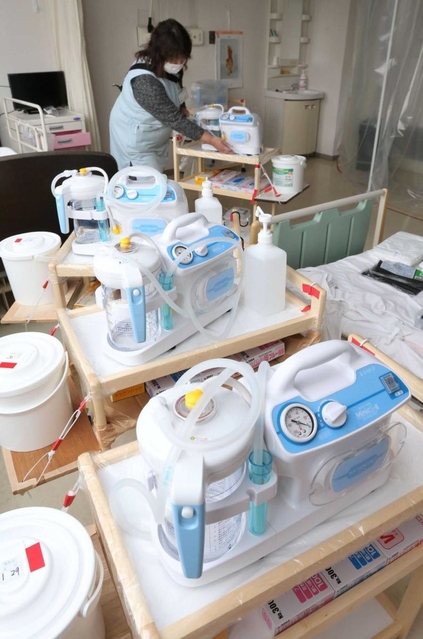 ２日からの本格運用に向け、たんの吸引器などを用意する看護師＝姫路市内（撮影・小林良多）