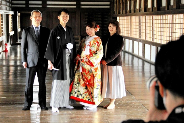「ロの渡櫓」で両親と写真に納まる菊一紗貴子さんと圭大さん＝姫路城