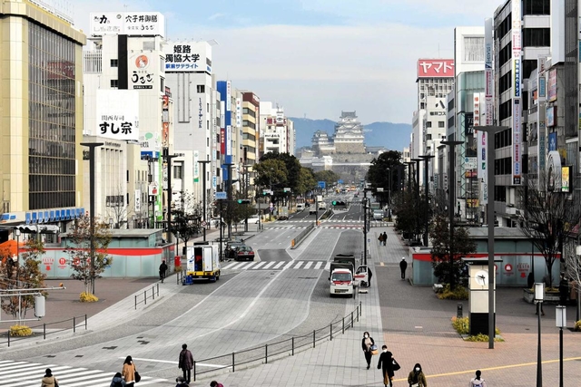 全国で初めて「歩行者利便増進道路」に指定された大手前通り＝姫路市駅前町