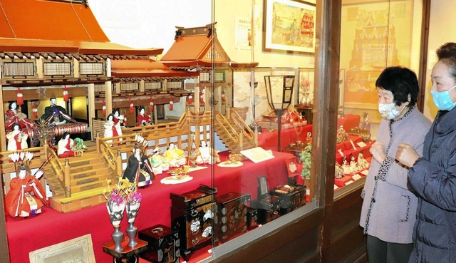 明治中期の御殿飾り雛。家の権勢を誇るような豪華さだ＝日本玩具博物館
