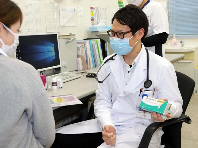 重症ぜんそくの専門外来で診療に当たる姫路聖マリア病院の中島康博医師＝姫路市仁豊野