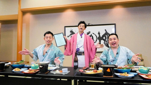 動画のロケで姫路の観光地を訪ねたミルクボーイの２人と「天津」の木村卓寛さん＝中央＝（姫路観光コンベンションビューロー提供）