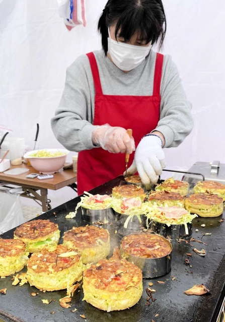 神戸新聞next 姫路 バスガイドがお好み焼きバーガー 週末限定で露店 姫路 神戸新聞next 姫路 バスガイドがお好み焼きバーガー 週末限定で露店 姫路