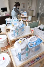 ２日からの本格運用に向け、たんの吸引器などを用意する看護師＝姫路市内（撮影・小林良多）