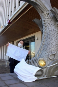 マスクを着けたしゃちほこと、考案した山本理沙巡査長。週に１、２回は交換している＝姫路署