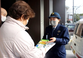 詐欺グループの名簿に掲載のあった世帯を訪問し、注意を呼び掛ける姫路署員＝姫路市内