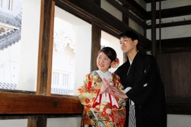 「乾小天守」で写真に納まる菊一紗貴子さんと圭大さん＝姫路城
