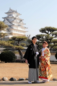 大天守を背景に写真に納まる菊一紗貴子さんと圭大さん＝姫路城