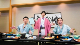 動画のロケで姫路の観光地を訪ねたミルクボーイの２人と「天津」の木村卓寛さん＝中央＝（姫路観光コンベンションビューロー提供）