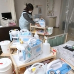 ２日からの本格運用に向け、たんの吸引器などを用意する看護師＝姫路市内（撮影・小林良多）